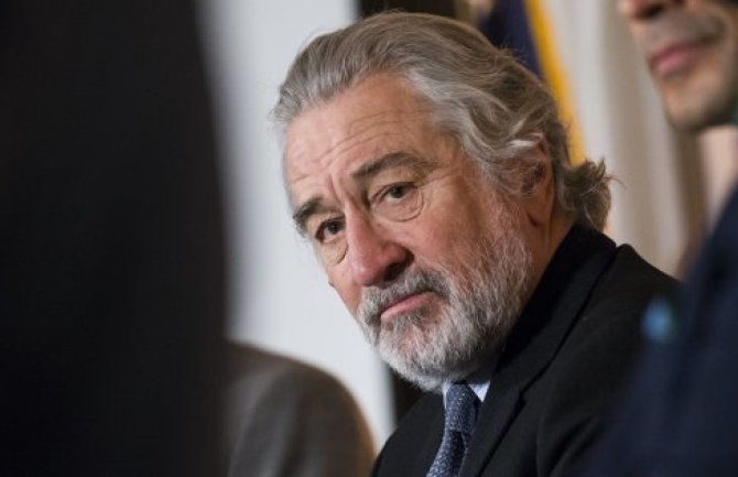 I Robert de Niro dobio paket sa bombom