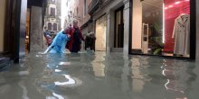 Nivo vode raste u Veneciji, evakuisani turisti (VIDEO)