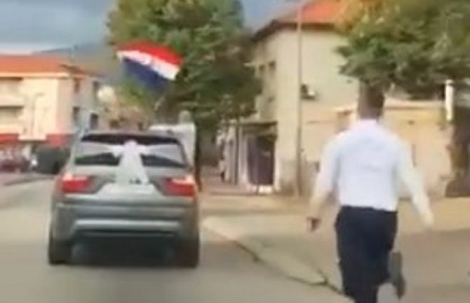 Svatovi zaboravili mladoženju, morao da trči za automobilom!(VIDEO)