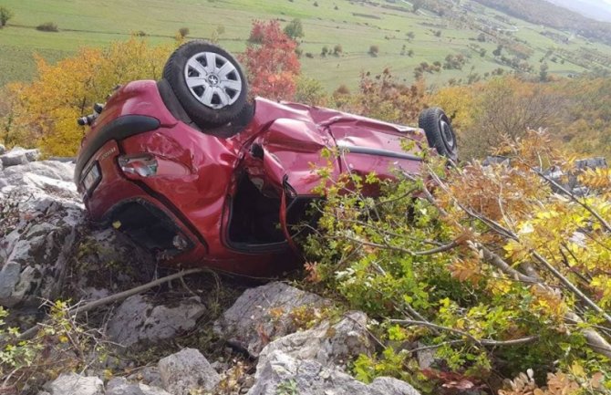 Poginuo Nikšićanin, autom sletio u provaliju