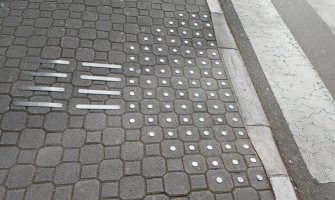 U Tivtu taktilne površine za kretanje slijepih i slabovidih osoba na nove dvije lokacije