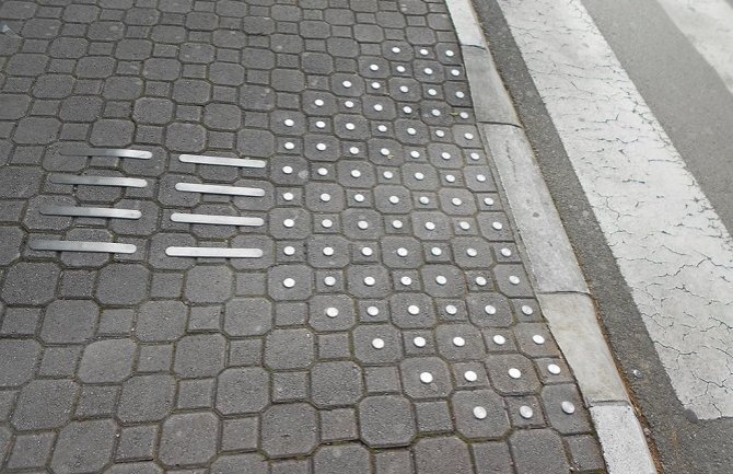 U Tivtu taktilne površine za kretanje slijepih i slabovidih osoba na nove dvije lokacije