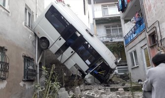 Minibus se survao među stambene zgrade ispod puta, 20 osoba povrijeđeno