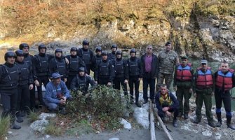 Pripadnici Treće pješadijske čete u akciji čišćenja korita Tare