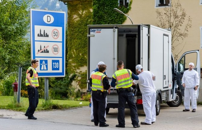 Petnaestoro djece pronađeno u hladnjači, pokušali ilegalno da pređu granicu