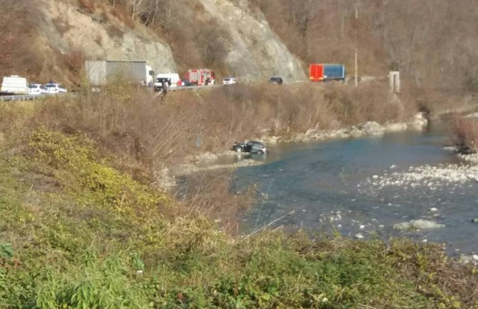 Nezgoda na magistralnom putu KL-MK: Vozilo sletjelo u Taru