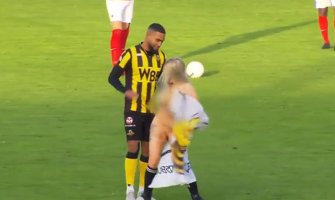 Gola plavuša utrčala na teren i 