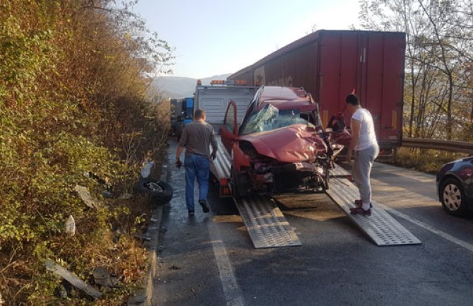 Težak sudar kombija i automobila, povrijeđene tri osobe