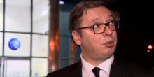 Vučić davao intervju, Albanci dobacivali sa prozora: Kako ih niko nije naučio kako treba da se ponašaju 