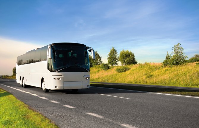 Vozač autobusa se onesvijestio usred vožnje, jedan putnik preuzeo volan