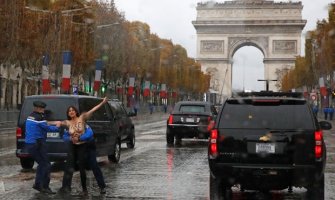 Incident u Parizu: Ispred Trampa istrčala gola žena sa porukom na grudima 