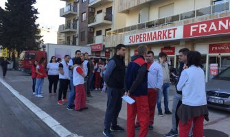 Zaposleni u Franci protestovali: Nećemo metalne stubiće ispred marketa