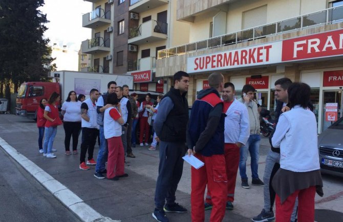Zaposleni u Franci protestovali: Nećemo metalne stubiće ispred marketa