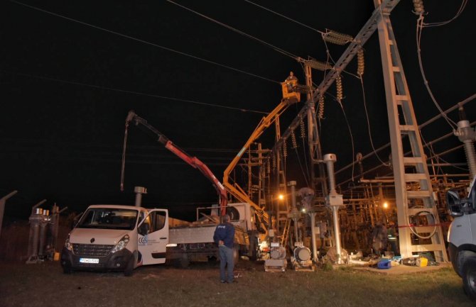 Havarija na elektromreži: Dio Podgorice bez struje, saobraćajni kolaps, požar...