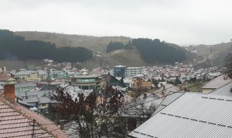 Prve pahulje na sjeveru, snijeg zabijelio na Žabljaku, u Rožajama...