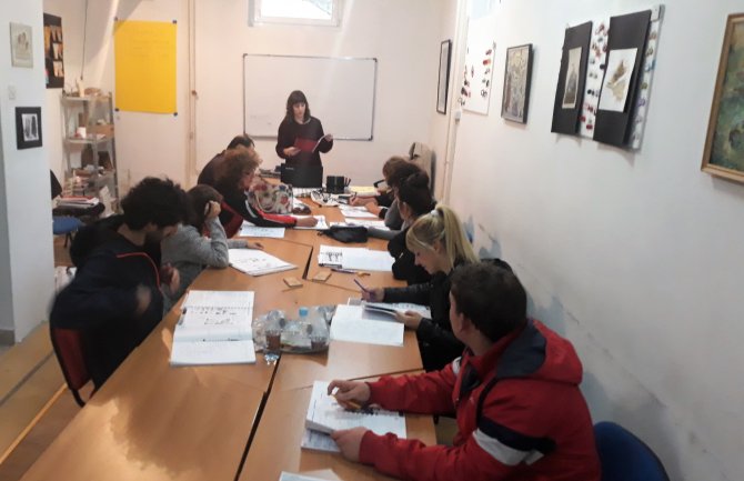 Osam lica sa Biroa rada na obuci iz engelskog jezika