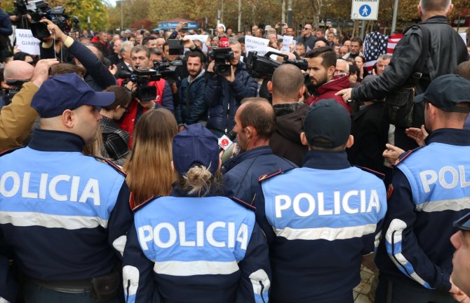 Na protestima u Tirani povrijeđeno 12 policajaca i nekoliko demonstranata