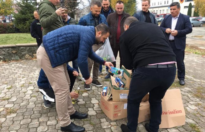 Haos na Kosovu zbog paljenja srpske robe: Vatrogasci gasili požare, uhapšen vođa navijača (VIDEO)