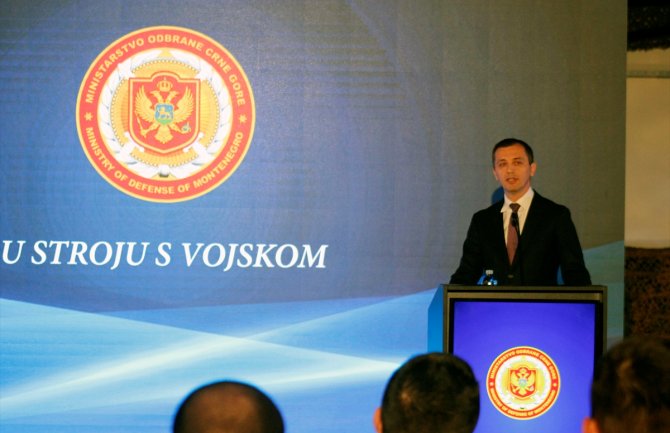 Od naredne godine dobrovoljno služenje vojnog roka i formiranje rezervnog sastava Vojske