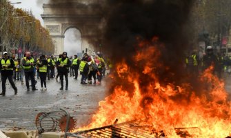 Pariz: Nasilje i sukobi na protestu zbog visokih cijena goriva (VIDEO)