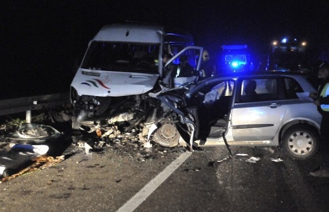 Težak udes u Srbiji: Sudar automobila i mini-busa, jedna osoba stradala, 11 povrijeđenih