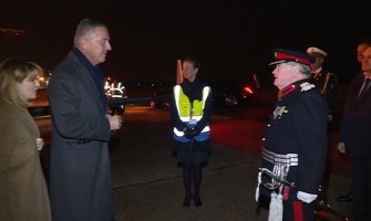 Izaslanik kraljice Elizabete dočekao Đukanovića na londonskom aerodromu(VIDEO)