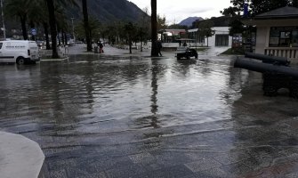 Narandžasti meteoalarm za jug, u Kotoru poplavljena glavna saobraćajnica