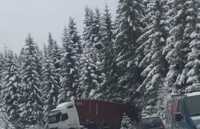 Vozači oprez zbog poledice, u petak i do -14 stepeni