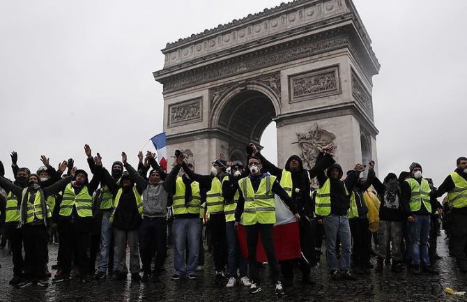 Pariz: U nasilnim protestima povrijeđeno 65 ljudi, a 140 uhapšeno