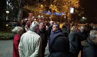 Pristalica DF-a uhapšen ispred Skupštine, vrijeđao policajca