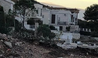 Uklanjanje nelegalnih objekata: Srušen zid i bazen vile Adria Bau