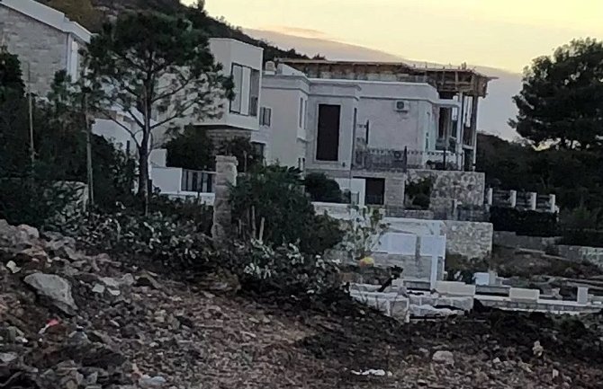 Uklanjanje nelegalnih objekata: Srušen zid i bazen vile Adria Bau