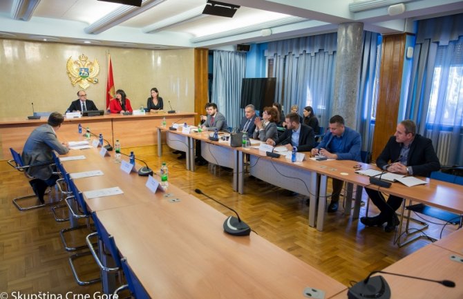 Poslanici DFa kažnjeni sa 10% i 20%