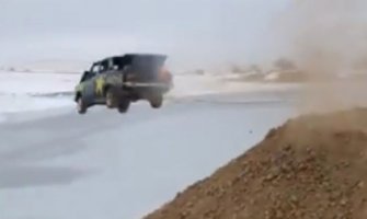Rus zapalio auto pa sletio u zaleđeno jezero (VIDEO)