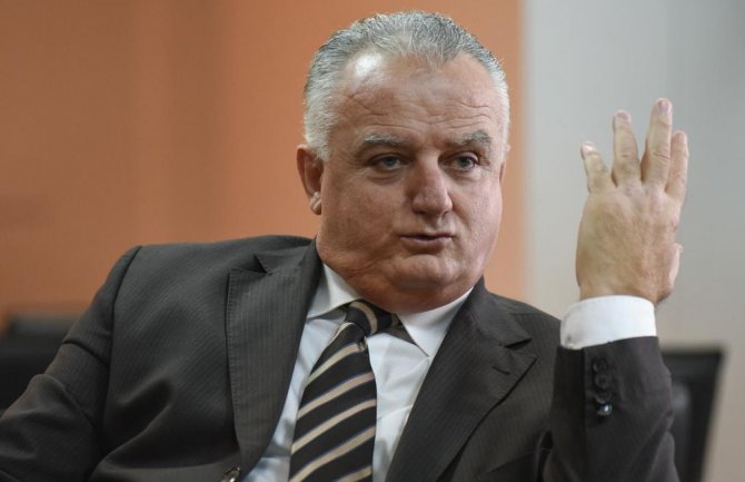 Fenomen u Crnoj Gori, neki po 20 godina poslanici, licemjerno prema omladini 