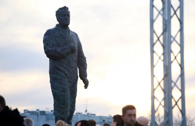 Otkriven spomenik Tuđmanu u Zagrebu: Odbranio zemlju odbrana od velikospskog Miloševićevog režima 