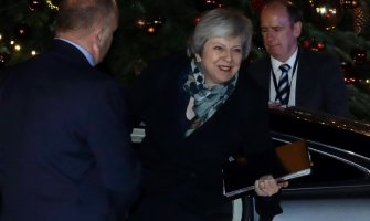 Mej preživjela glasanje: Dobila povjerenje 200 zastupnika Konzervativne stranke