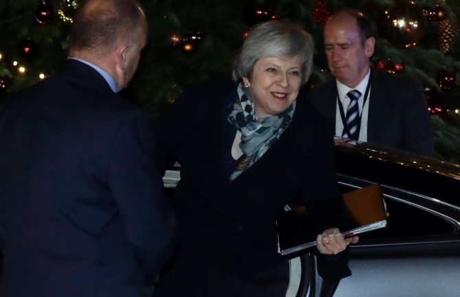 Mej preživjela glasanje: Dobila povjerenje 200 zastupnika Konzervativne stranke