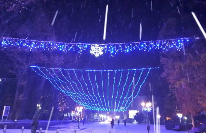 Bijelo Polje: Sniježne pahulje zablistale uz novogodišnju dekoraciju(FOTO)