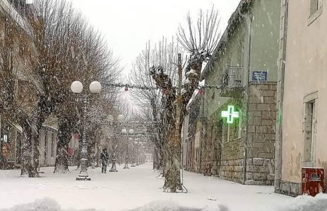 Najviše snijega na Žabljaku, i danas kiša na jugu, snijeg na sjeveru