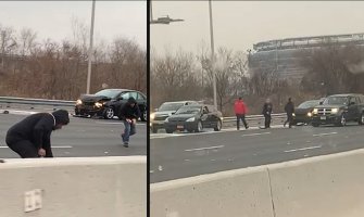 Novčanice letjele po autoputu, nastao haos (VIDEO)