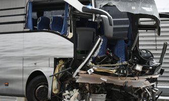 Njemački autobus skliznuo s puta i udario u zid, poginula jedna osoba