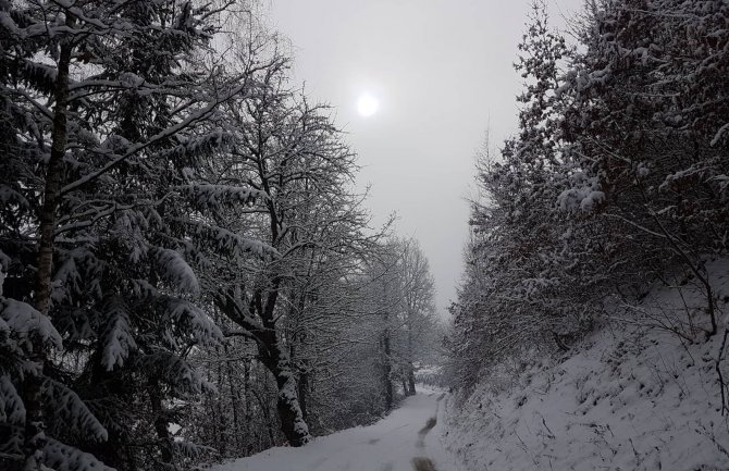 Snijeg na sjeveru, kiša na jugu, tokom noći jak vjetar