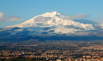 Etna izbacuje lavu i pepeo, pojavila se nova pukotina u blizini (VIDEO)