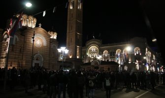  Banja Luka: Pripadnici policijske Jedinice za podršku intervenisali, masa se povukla do dvorišta crkve