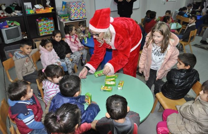 Novogodišnje paketiće dobilo 217 mališana romske populacije(FOTO)