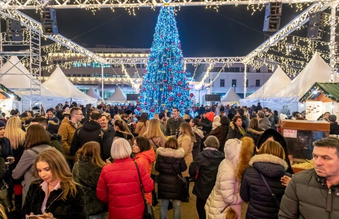 Podgorica u prazničnoj atmosferi: Mali drveni grad na Trgu nezavisnosti prepun posjetilaca