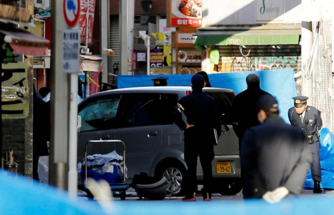 Automobilom uletio među pješake na dočeku, najmanje 9 povrijeđenih 