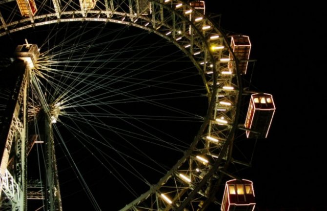 Dočekali Novu godinu na zaglavljenom ringišpilu visokom 50 metara