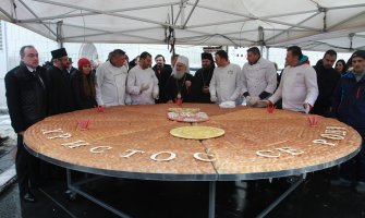 Beograd: Upriličeno lomljenje božićne česnice teške 150 kilograma sa 33 dukata (FOTO)